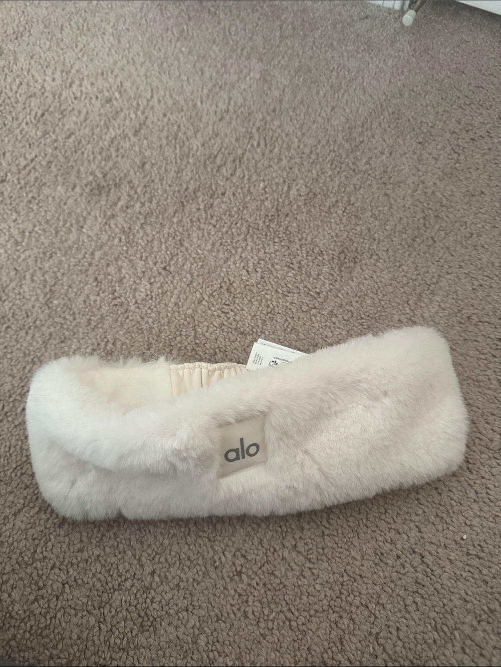 ALO Yoga Plush Faux Fur Headband in Cream